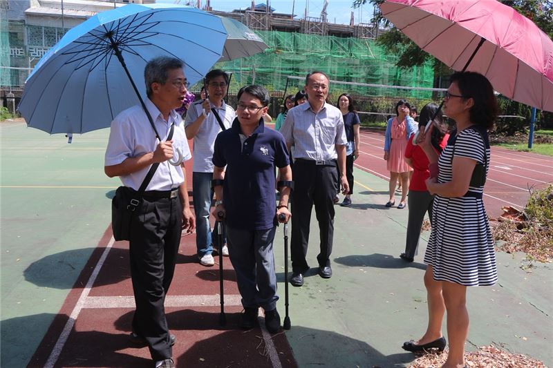 林試所研究員張東柱(左一)、人權館籌備處主任王逸群(中)、台南女中校長鄭文儀(右二)共同會勘操場旁金龜老樹傾倒情形