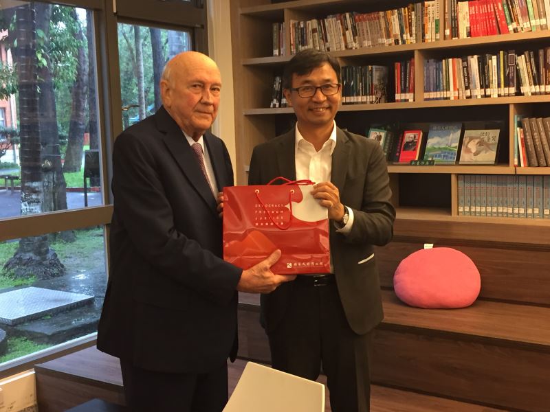 照片4.國家人權博物館陳俊宏館長致贈臺灣政治受難者生命影像紀錄片集錦予貴賓南非前總統戴克拉克先生