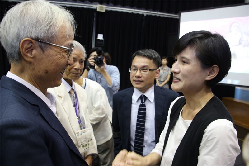 鄭麗君部長到場時逐一向受難者長輩握手致意,左為受難者周賢農先生。