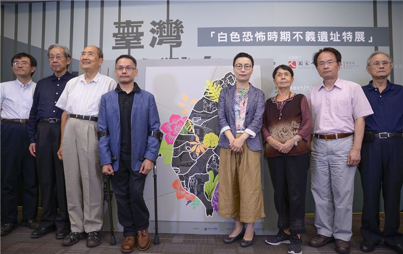 (由左至右為)薛化元教授、 政治受難者蔡焜霖前輩、 張則周前輩、 人權館籌備處王主任逸群、 文化部丁政務次長曉菁、 張常美女士、 陳儀深教授、 蔡寬裕前輩