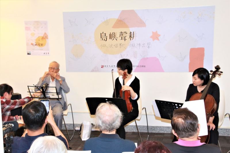 周賢農前輩現場即席吹奏口琴,展現對音樂的熱愛