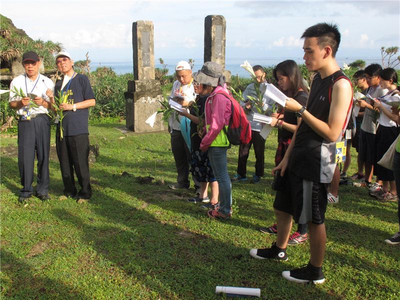 學員在「十三中隊」獻上百合,聆聽蔡焜霖前輩低吟「千風之歌」,向白色恐怖時期逝去的受難者致敬。 (Copy)