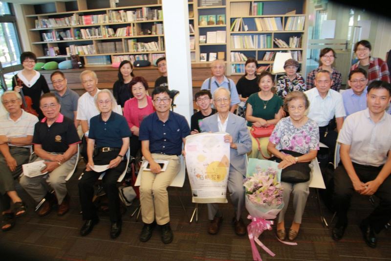 青春繫獄獲淬鍊周賢農前輩一家人和與會者共同合影