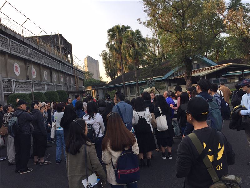 臺北二二八紀念館志工於仁愛樓前協助導覽臺灣威權時期人權迫害事件,吸引大批遊客駐足聆聽