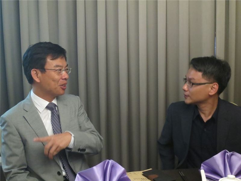 圖1_台東縣政府文化處長鍾柏青(左)親自出席記者會,與國家人權館主任王逸群(右)互動熱絡