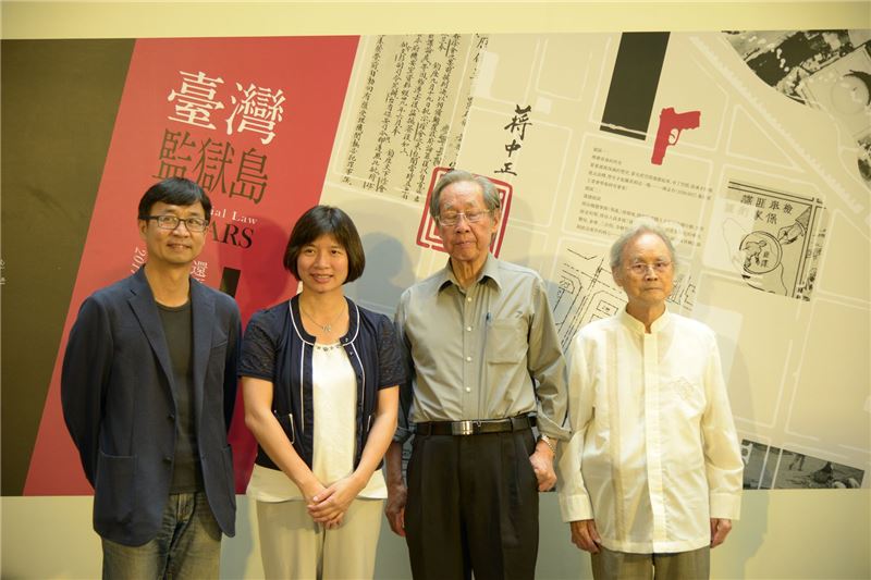 (左起)人權館籌備處陳俊宏主任、臺中市林依瑩副市長、政治受難者蔡焜霖前輩、政治受難者蔡寬裕前輩