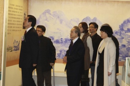 馬英九總統與龍應台部長參觀政治受難者捐贈文物特展1