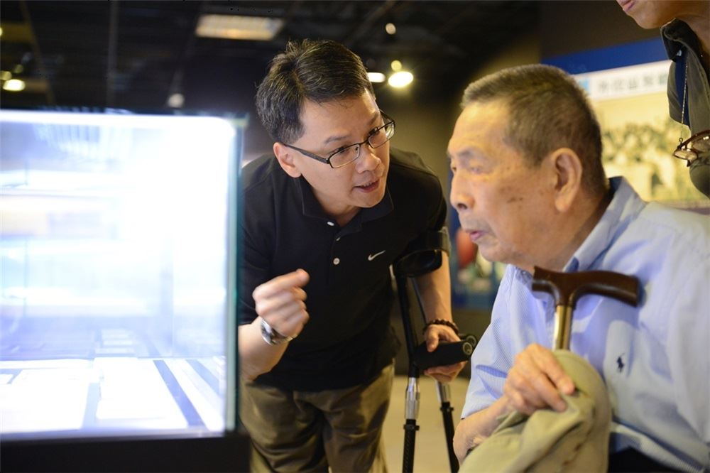 王逸群主任為林麗南先生導覽文物