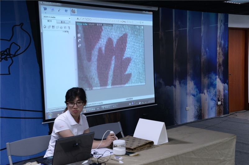 透過50倍顯微鏡,檢測書包的外觀