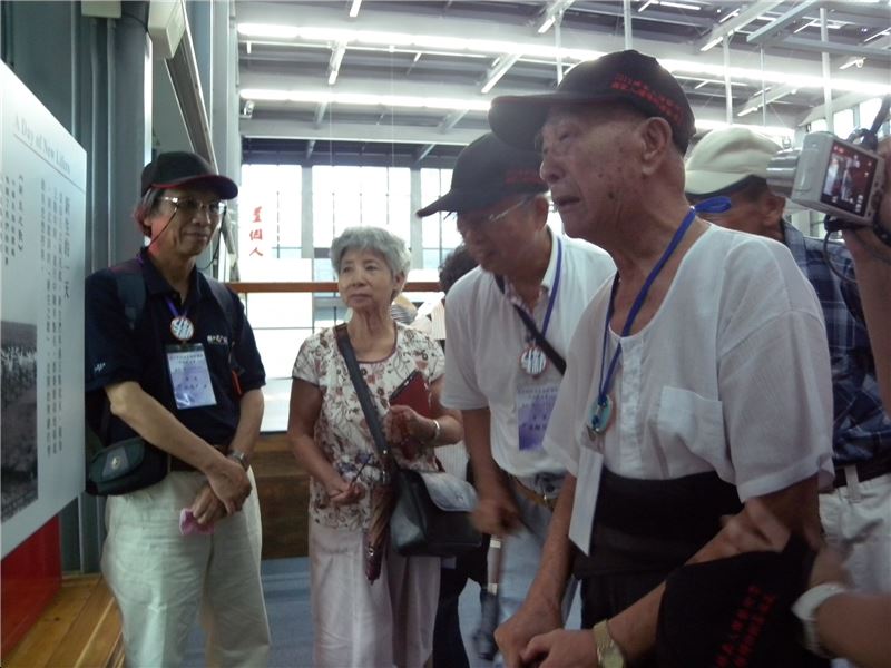 受難者林鏡明高齡93歲(右)回想受難歷程,悲從中來。