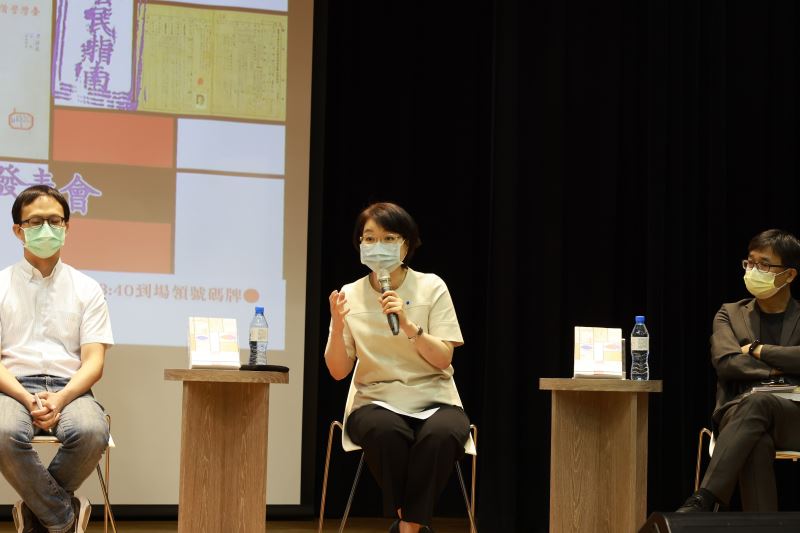 臺灣大學歷史學系教授陳翠蓮(中)分享