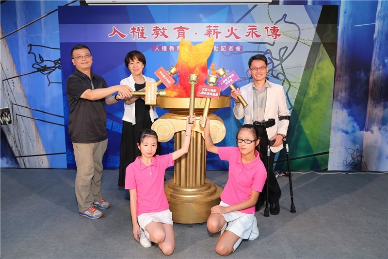 由王逸群主任與受難者家屬黃新華老師與中和國小林作逸老師以及小朋友一起點燃人權教育的薪火