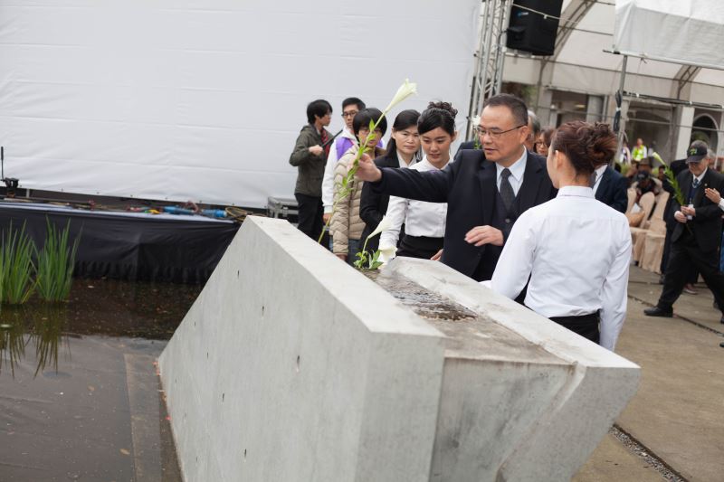 圖4_文化部蕭宗煌次長於紀念碑前獻花