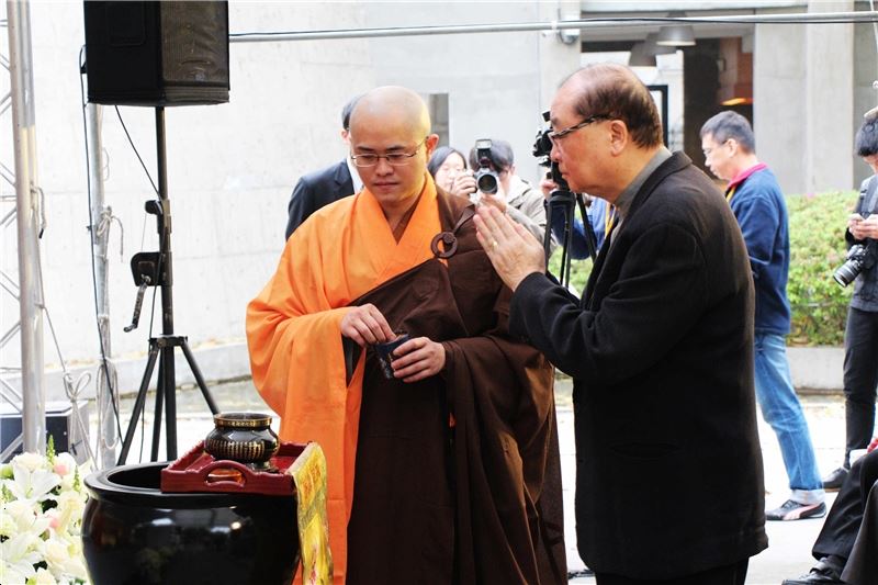 文化部洪孟啟部長雙手合十向已逝者致敬