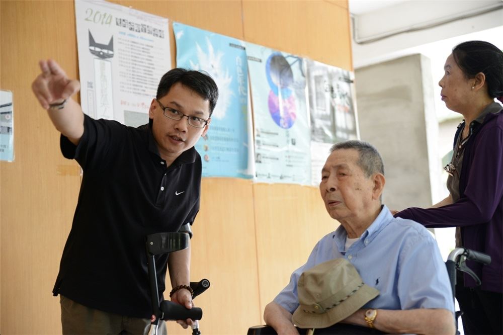 王逸群主任(右)為林麗南夫婦導覽景美人權文化園區