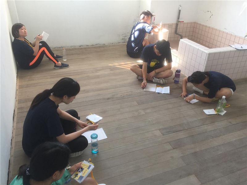 學員在綠洲山莊押房裡撰寫給至親的書信,體會受難者與家人生離死別的無奈。 (Copy)