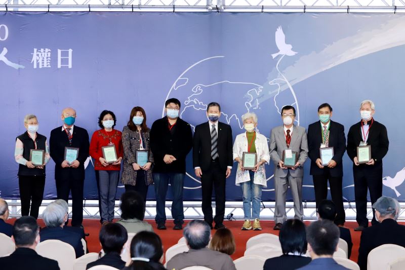 文化部長李永得(右5)頒發感謝狀,感謝捐贈者的白色恐怖史料,讓社會得以見證歷史