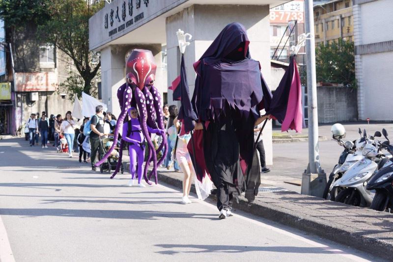 兒童劇《說好不要哭》戲偶與親子踩街遊行