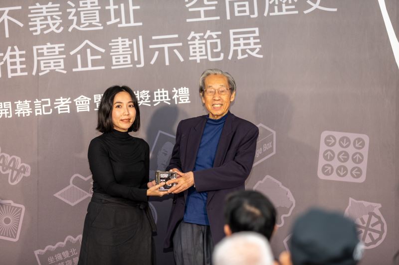 政治受難者蔡焜霖頒發「濟州獎」,左為得獎創作者張綺君