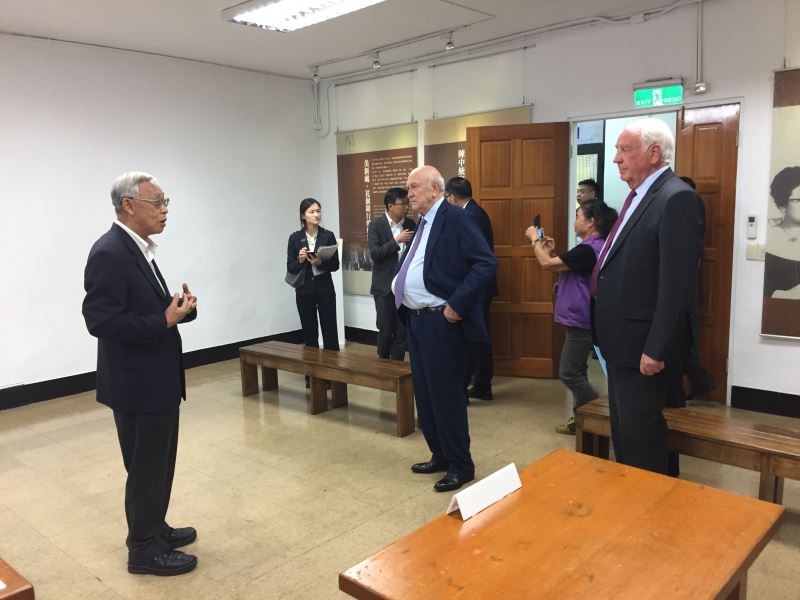 照片1._南非前總統戴克拉克先生(中)等一行人,11日專程參訪國家人權博物館白色恐怖景美紀念園區