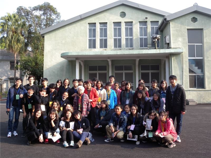 臺韓學生與受難者崔小萍大合影