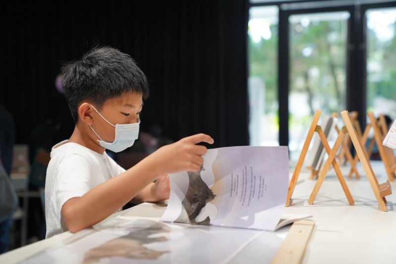 小朋友翻閱本屆繪本創作