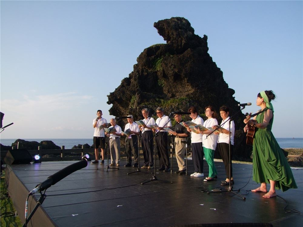 人權籌備處王主任與受難者及羅思容女士於海邊舞台演出