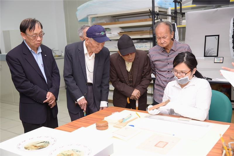 政治受難者前輩仔細聆修復師介紹文物檢視登錄作業