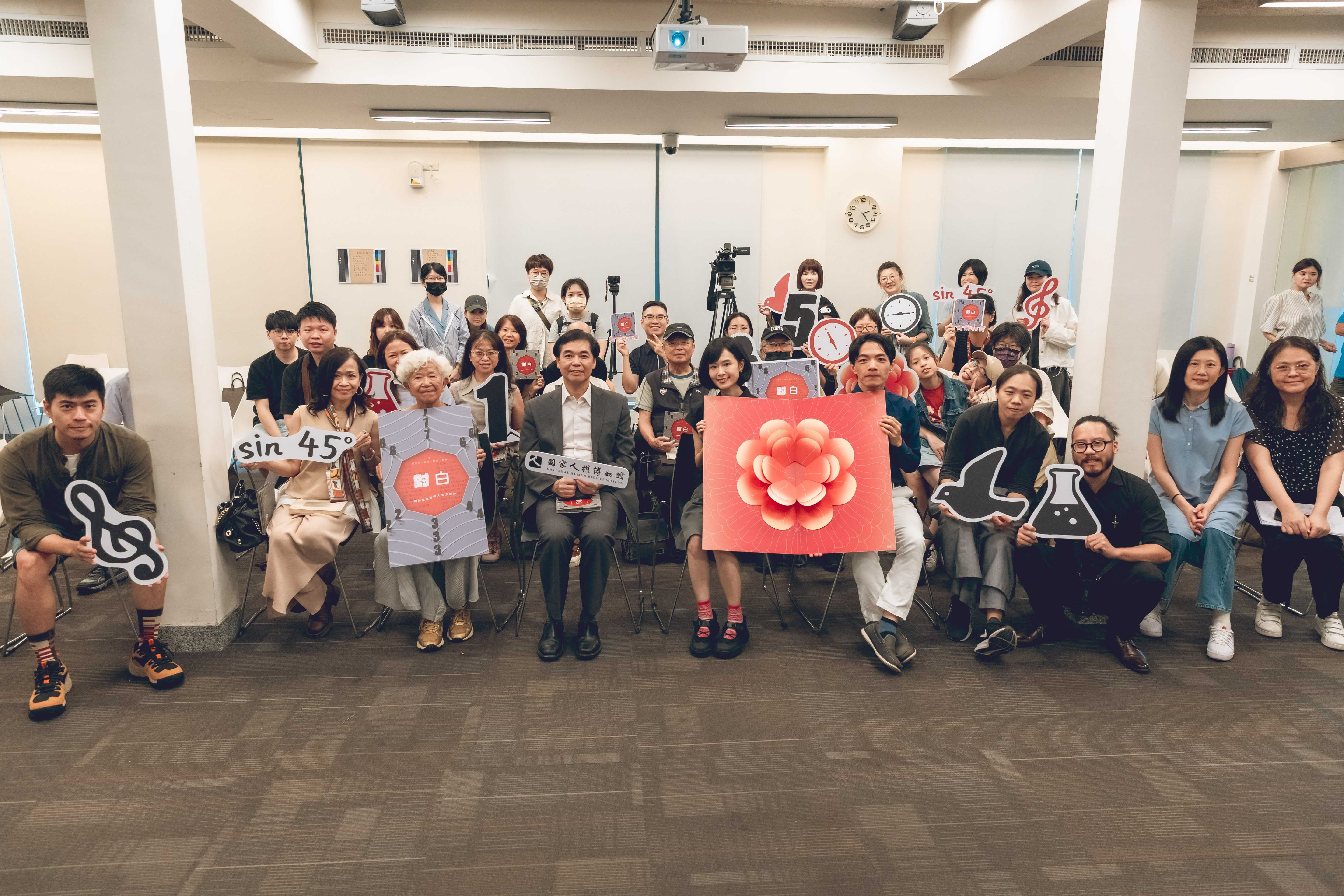 《對白》新書發表會現場與會者合影。