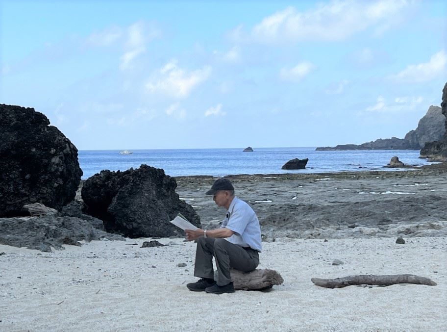 《殘骸書》作者、同為政治受難者陳列前輩在綠島燕子洞外沙灘上朗讀《殘骸書》片段。