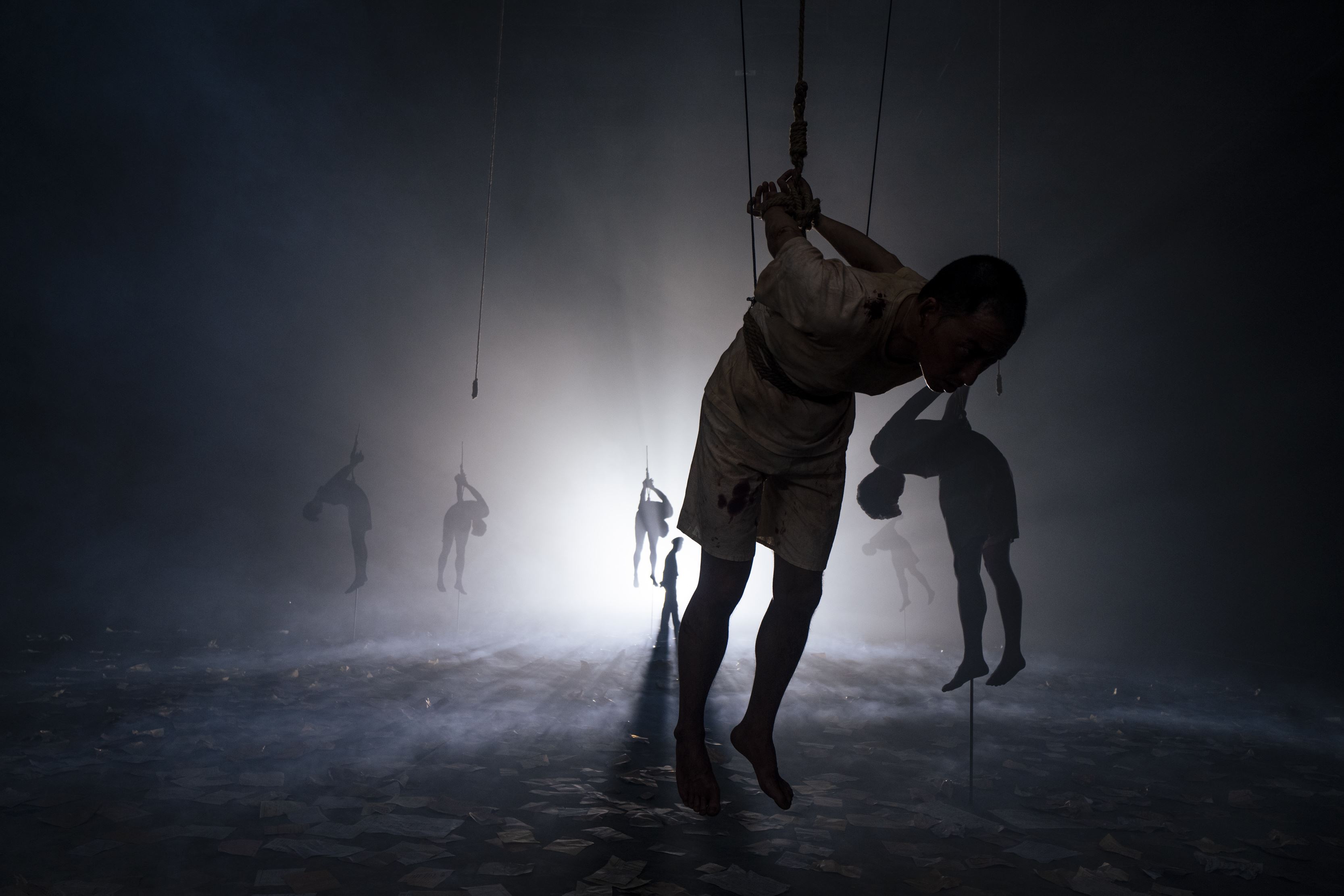 《無法離開的人》劇照—眾多被行刑的受難者