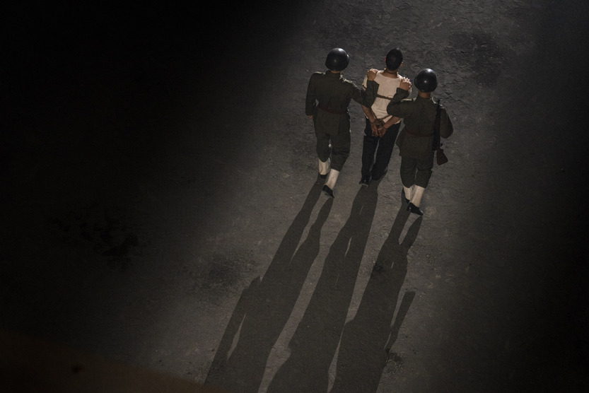 《無法離開的人》劇照，圖為被帶走的受難者。