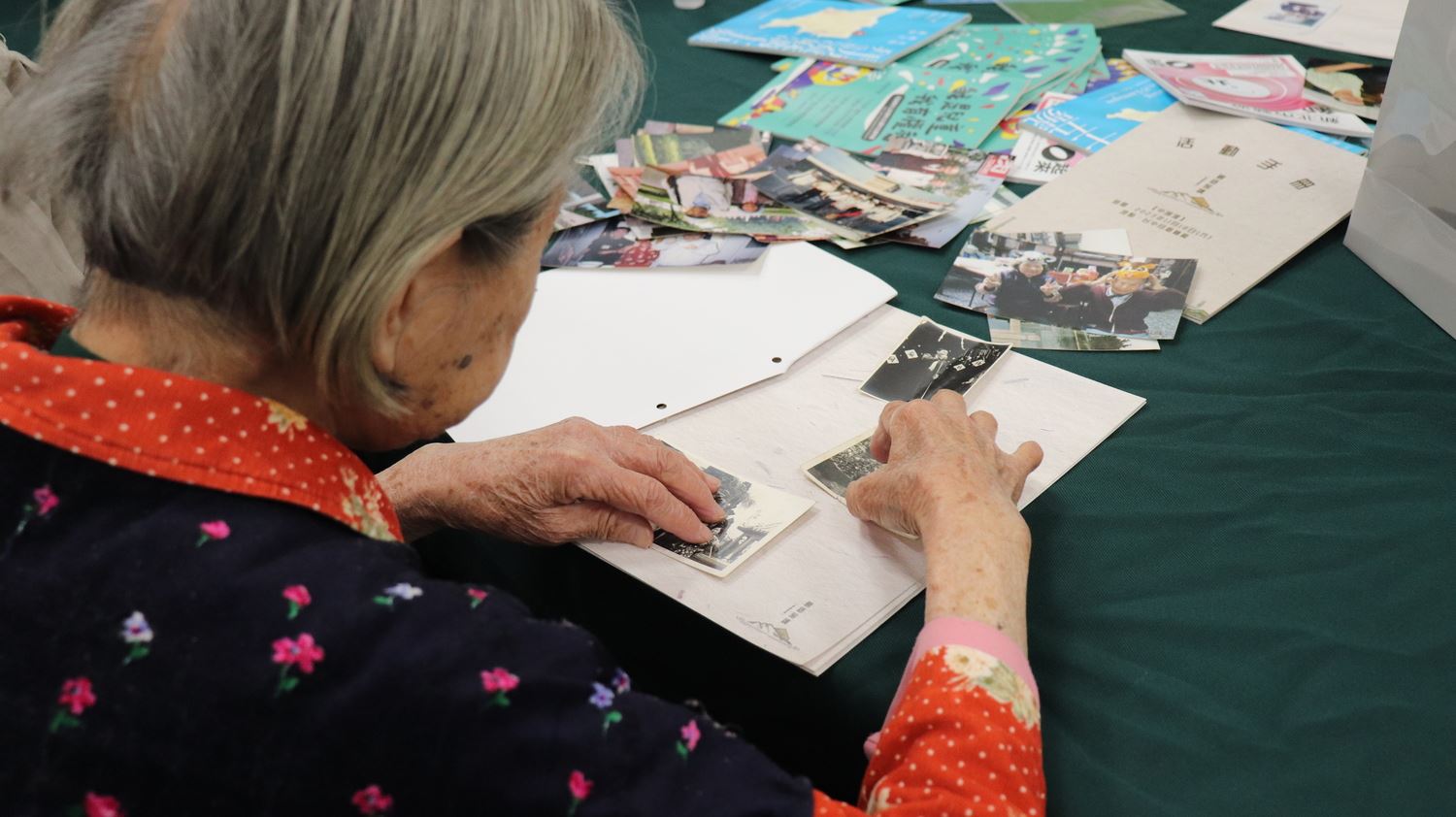 「島語旅讀」邀請政治受難者與家屬青銀協力製作家族相簿。