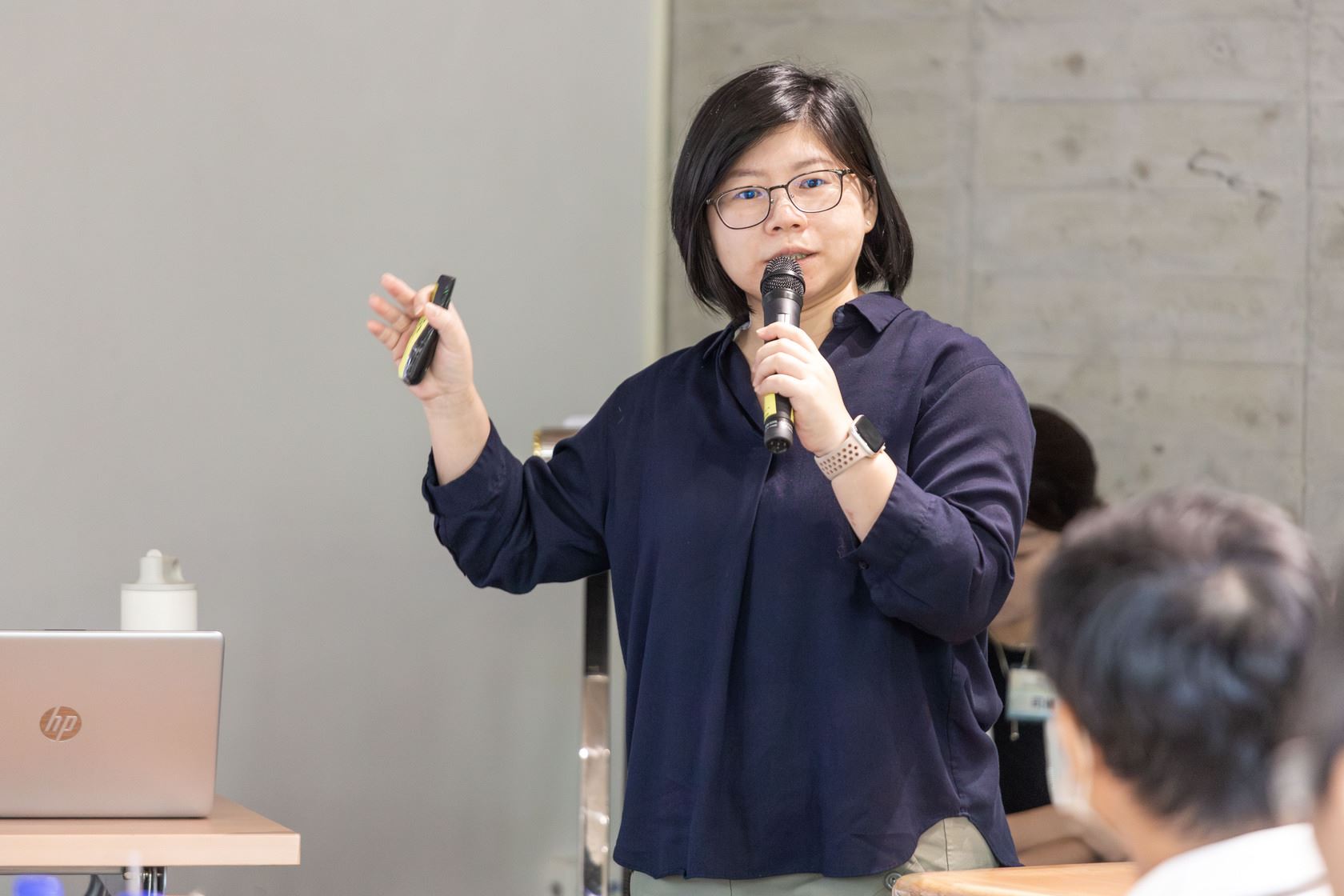 「藝流文物維護工作室」專業修護師陳宜柳為與會者介紹居家文物保存的基本觀念。