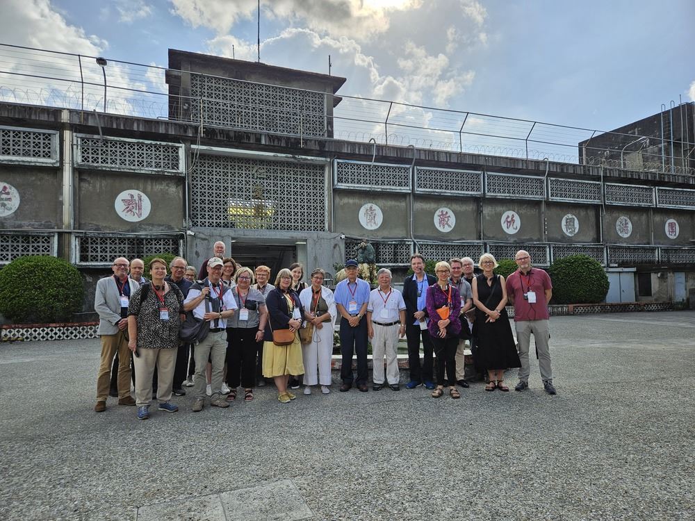 「轉型正義基金會訪團」於仁愛樓看守所前大合影。