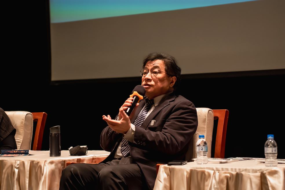 中研院台史所副研究員吳叡人提出對當今假訊息流竄的觀察