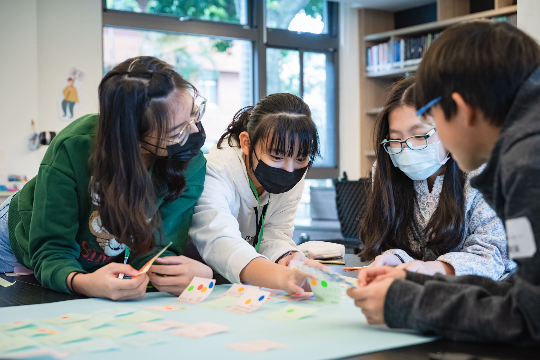 主題工作坊學員集思廣益製作海報思考疫情下的受教權議題