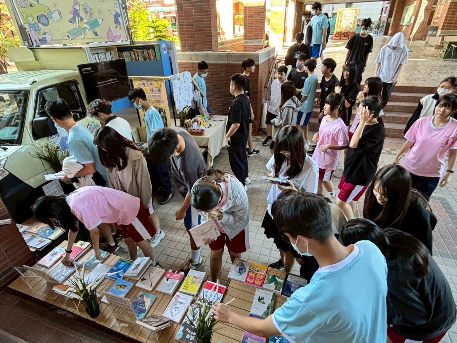 人權故事車多元的主題與豐富書籍吸引學生駐足翻閱。