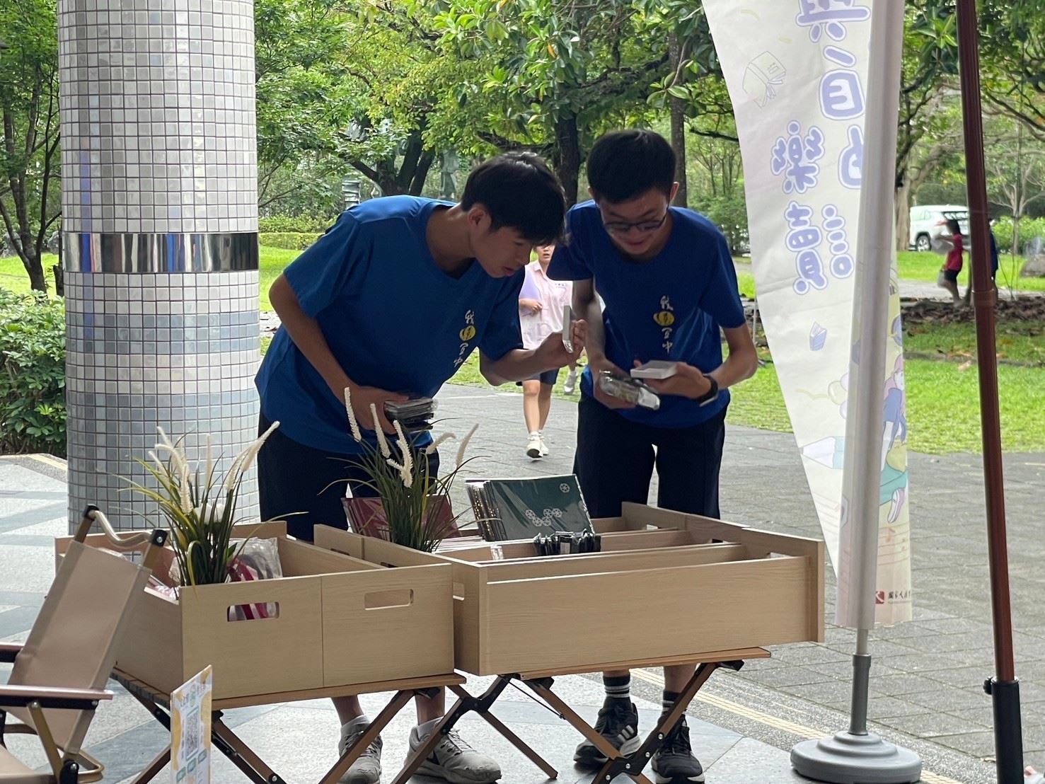 人權故事車精選文創商品引起現場學生的興趣。