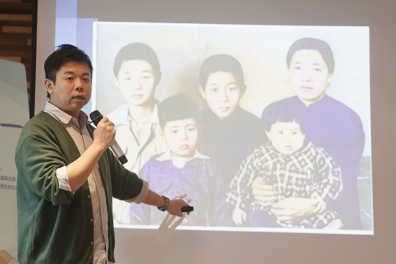 人權故事車邀請政治受難者家屬簡嘉彥分享白色恐怖遭遇對家族的影響。