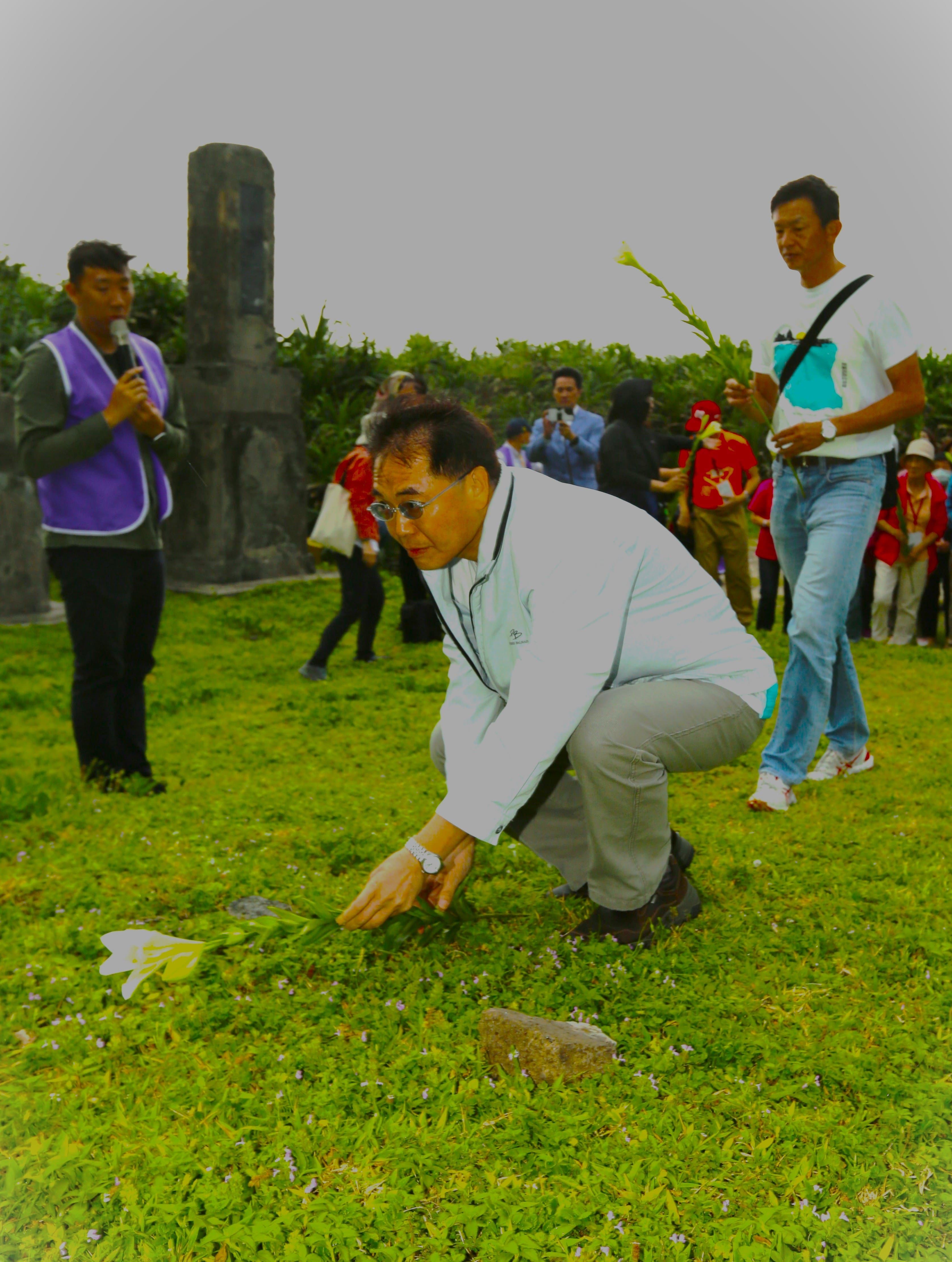 人權館洪世芳館長於綠島十三中隊獻花。