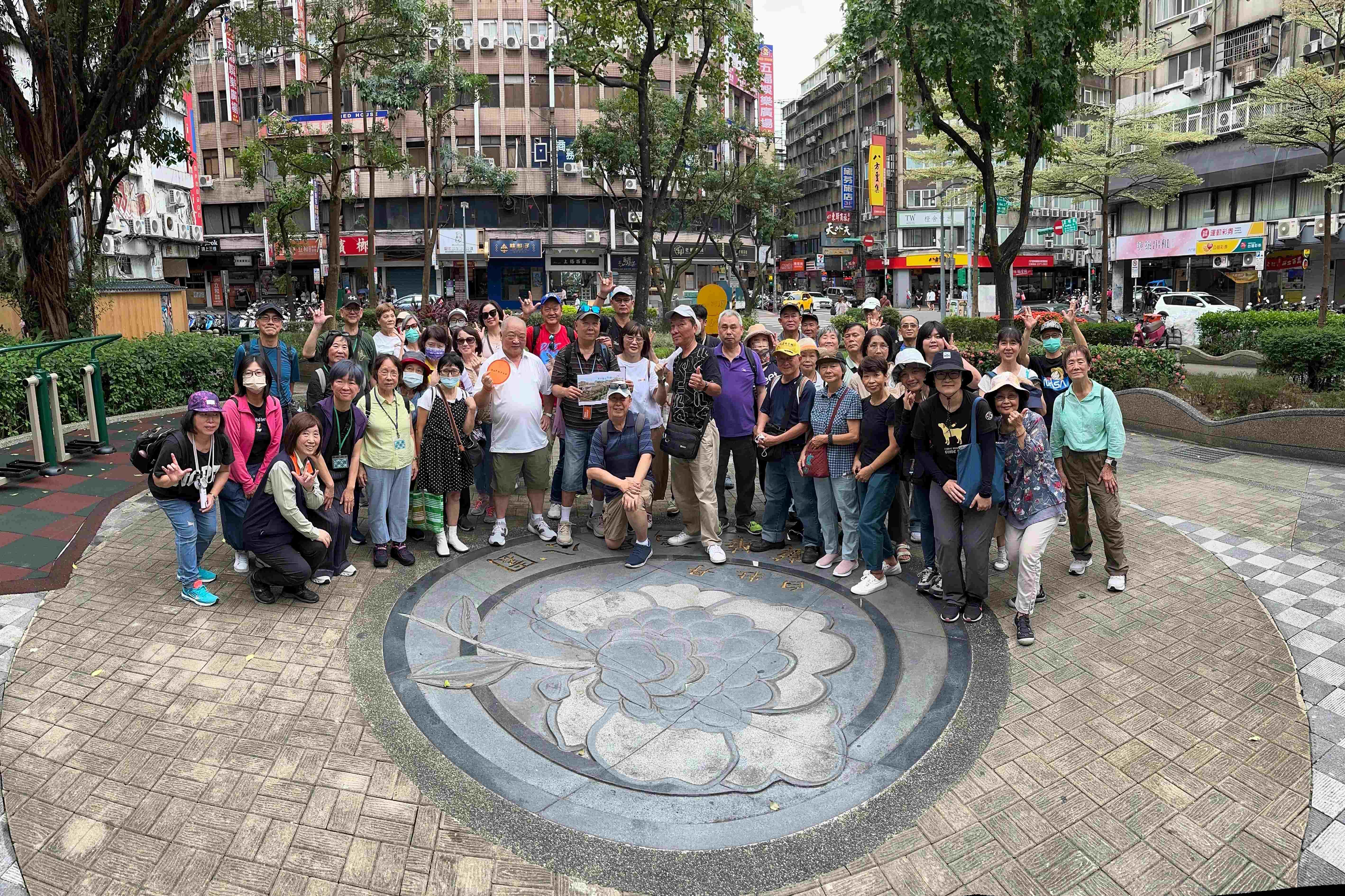 人權體驗營與會者於原東本願寺不義遺址前合影。