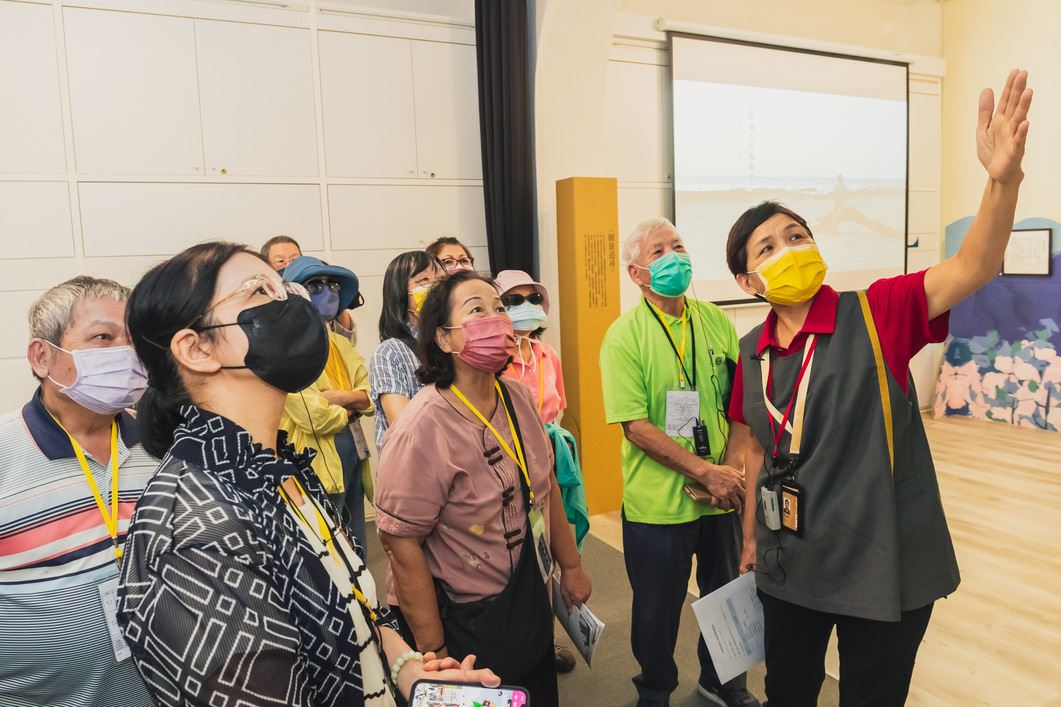 傳承共學活動參訪聽取國立臺灣文學館展覽導覽