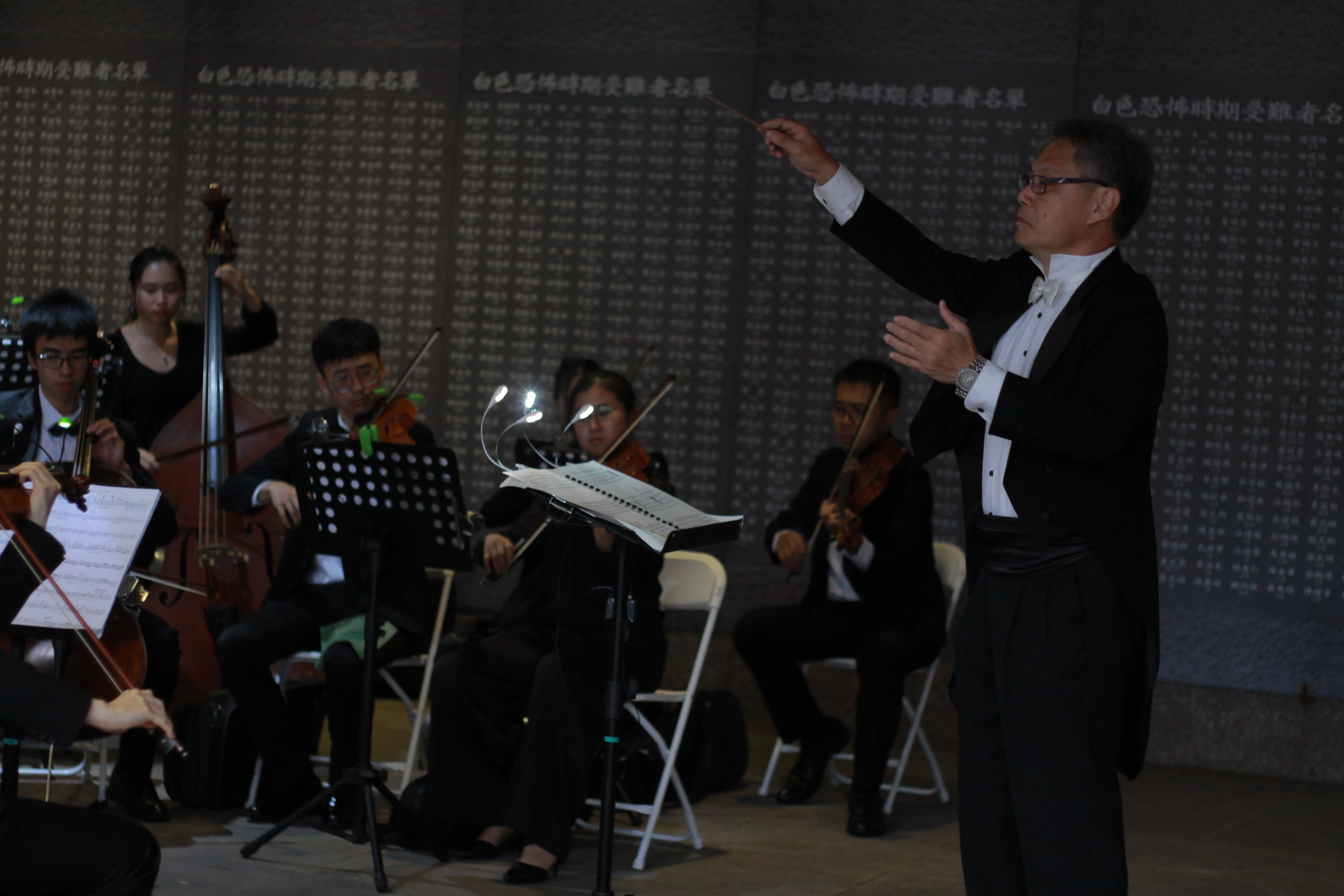 劉玄詠團長率NTSO臺灣青年交響樂團弦樂團演出。