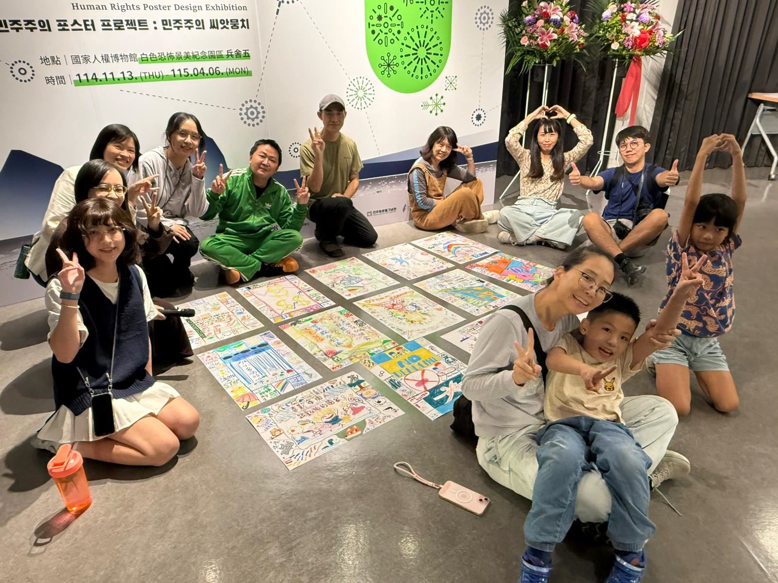 參加工作坊的大小朋友分享各自的海報創作。