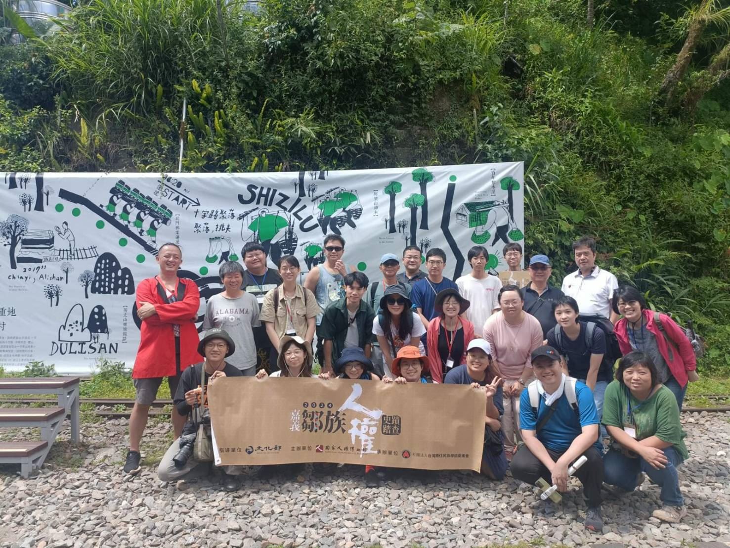 參與學員在十字路車站前合影