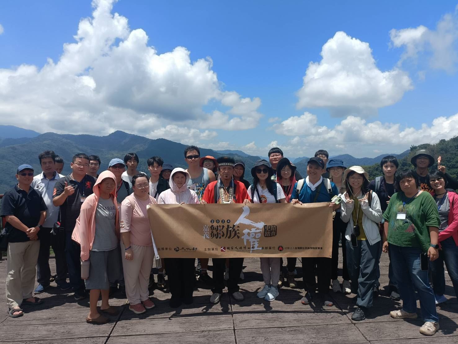 參與學員於樂野部落與湯進賢先生合影