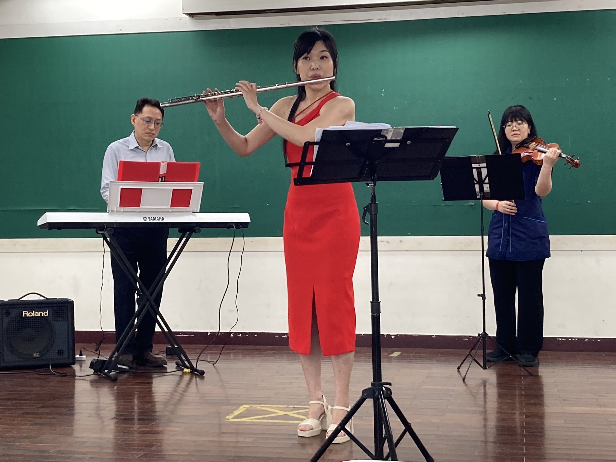 受難者家屬李欣怡演奏《思慕的人》追憶祖父的受難事蹟。