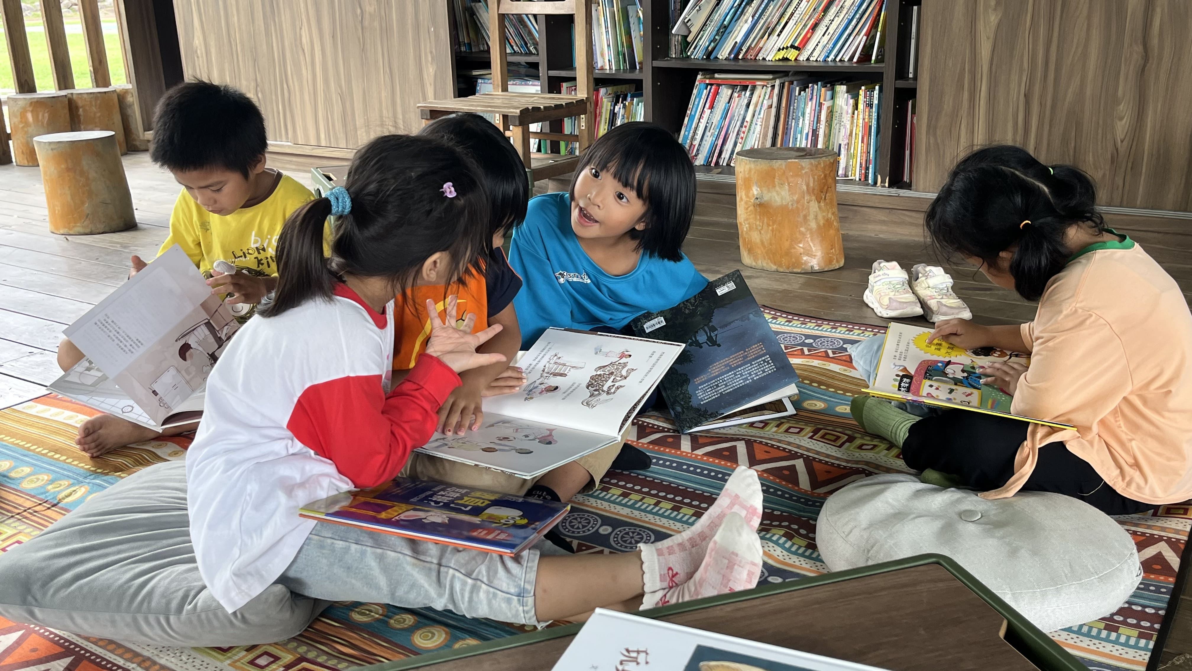 台東桃源國小小朋友開心討論書中內容