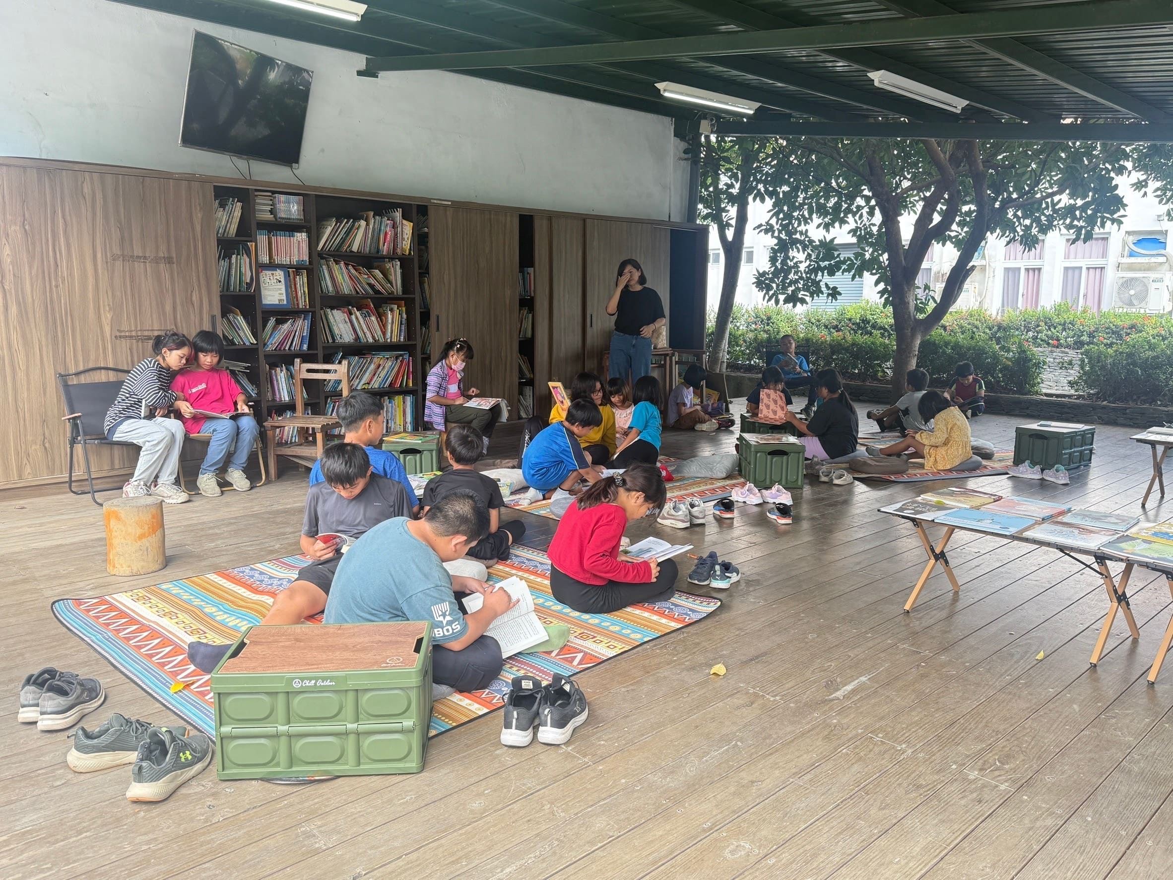 台東桃源國小小朋友齊聚書車閱讀區看書